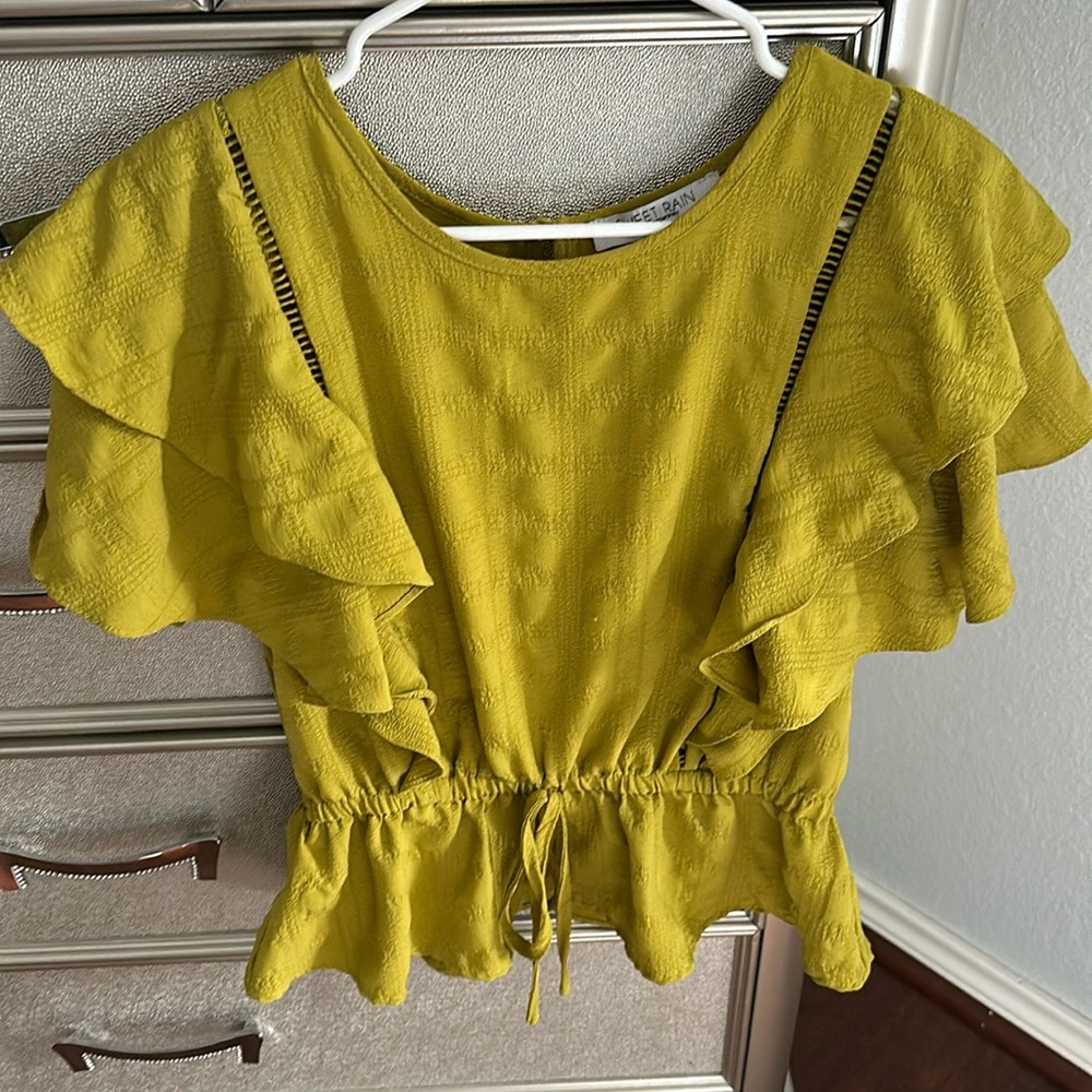 Size large sweet rain chartreuse ruffle blouse top